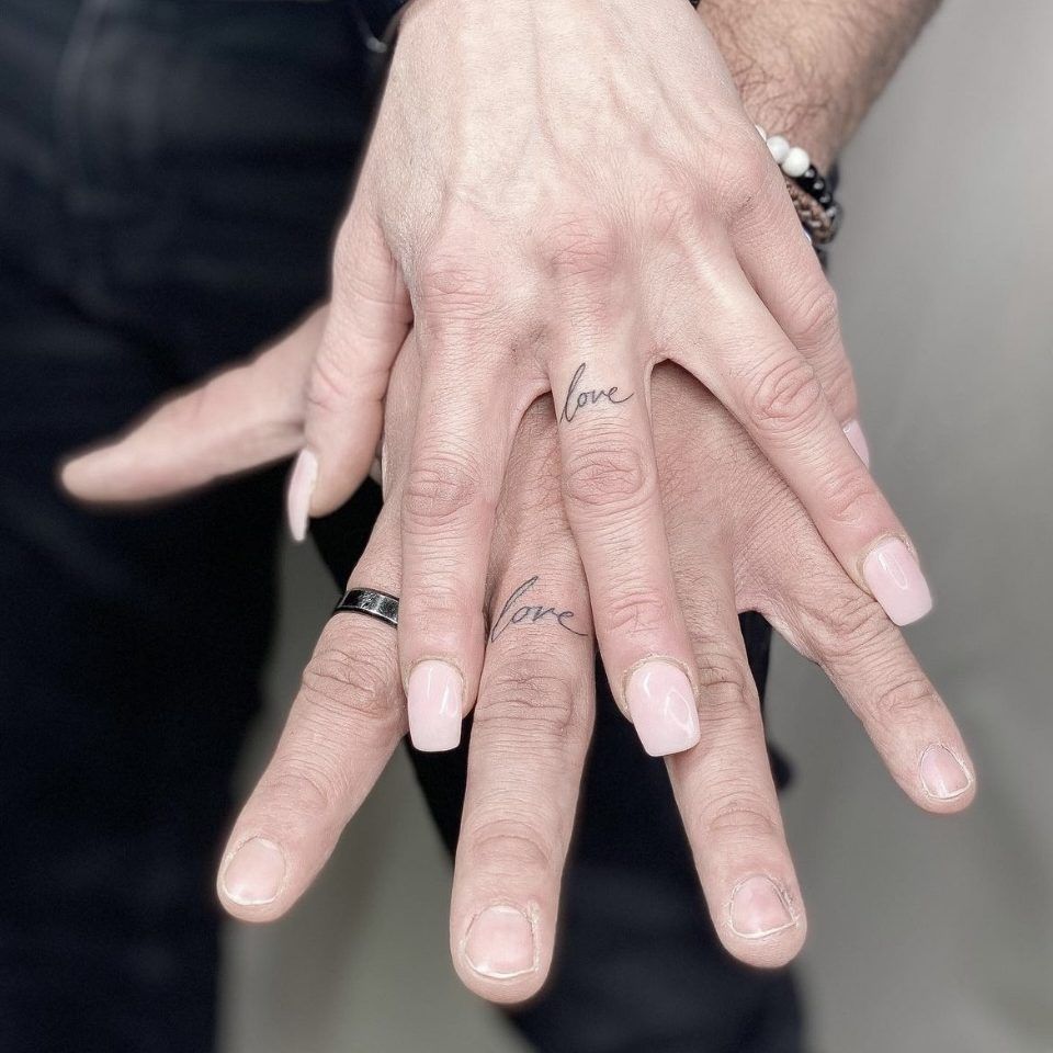 Fingertatovering attitude tattoo studio Kjærster